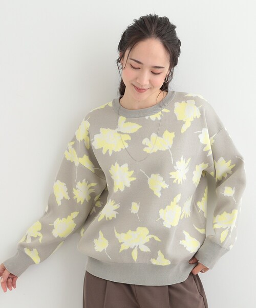 SHOO・LA・RUE（シューラルー）の「【洗濯機可/S-LL】ゆるシルエット フラワー柄スポンディッシュニット（ニット/セーター・レディース・グレー系4/ネイビー系5/ベージュ系その他2・01/02/03/04）」の4枚目の写真