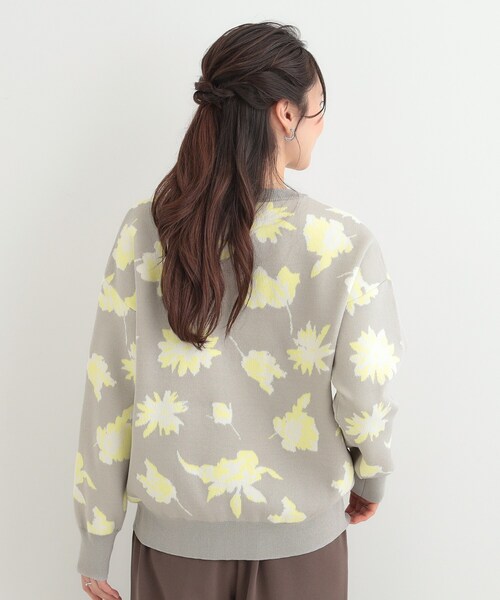 SHOO・LA・RUE（シューラルー）の「【洗濯機可/S-LL】ゆるシルエット フラワー柄スポンディッシュニット（ニット/セーター・レディース・グレー系4/ネイビー系5/ベージュ系その他2・01/02/03/04）」の5枚目の写真