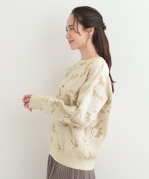 SHOO・LA・RUE（シューラルー）の「【洗濯機可/S-LL】ゆるシルエット フラワー柄スポンディッシュニット（ニット/セーター・レディース・グレー系4/ネイビー系5/ベージュ系その他2・01/02/03/04）」の20枚目の写真
