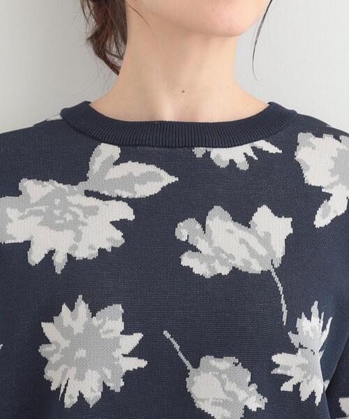 SHOO・LA・RUE（シューラルー）の「【洗濯機可/S-LL】ゆるシルエット フラワー柄スポンディッシュニット（ニット/セーター・レディース・グレー系4/ネイビー系5/ベージュ系その他2・01/02/03/04）」の14枚目の写真
