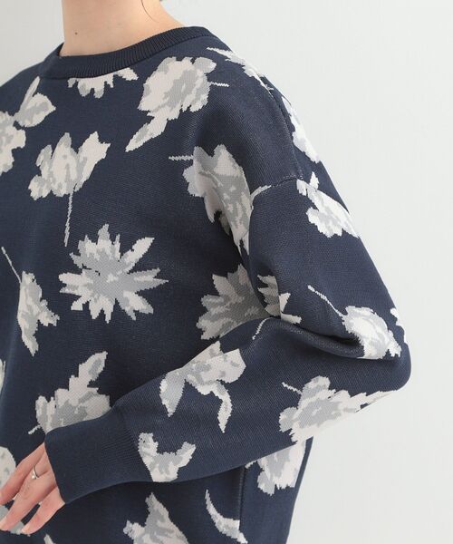 SHOO・LA・RUE（シューラルー）の「【洗濯機可/S-LL】ゆるシルエット フラワー柄スポンディッシュニット（ニット/セーター・レディース・グレー系4/ネイビー系5/ベージュ系その他2・01/02/03/04）」の15枚目の写真