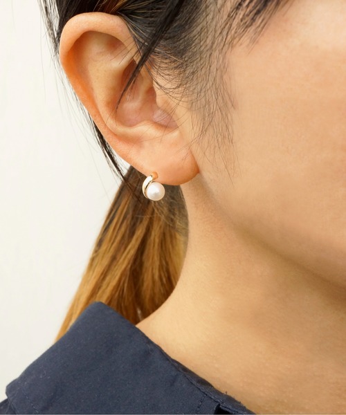 anq.（アンク）の「「anq.」K10・淡水パールツイスト ポストピアス（ピアス（両耳用）・レディース・ホワイト・ONE SIZE）」の2枚目の写真