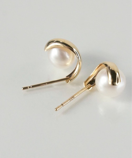 anq.（アンク）の「「anq.」K10・淡水パールツイスト ポストピアス（ピアス（両耳用）・レディース・ホワイト・ONE SIZE）」の3枚目の写真