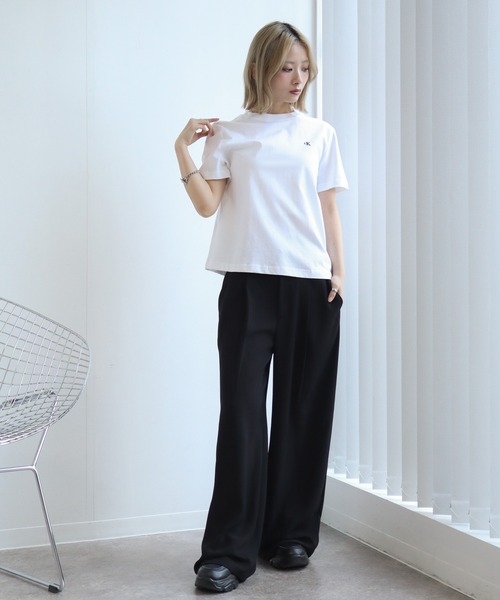 Calvin Klein(カルバン・クライン)の「【Calvin Klein/カルバンクライン】ショートスリーブ モノグラム ロゴ クルーネックT(Tシャツ/カットソー・レディース・ホワイト/ブラック・M/L/XS/S)」の6枚目の写真