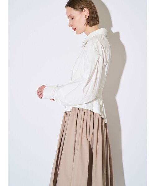 ELENDEEK(エレンディーク)の「ウェーブラインタックワンピース(ワンピース・レディース・ライトブルー/オフホワイト・02/01)」の3枚目の写真