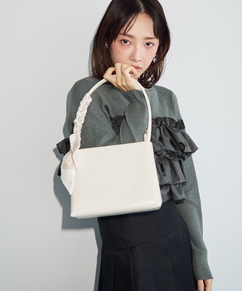 krahe(クレーエ)の「スカーフハンドルスクエアボックスハンドバッグ(ハンドバッグ・レディース・ホワイト/ベージュ/ブラック/ブラウン・FREE)」の18枚目の写真