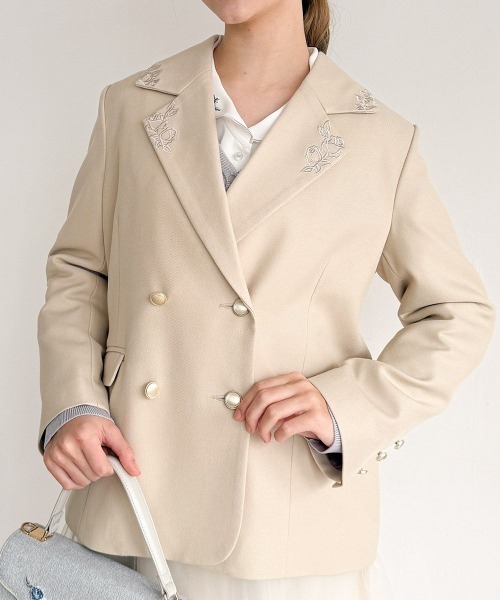 an another angelus（アンアナザーアンジェラス）の「ローズ刺繍衿ダブル釦ジャケット/fint フィント（テーラードジャケット・レディース・ライトベージュ/ブルーグレー・FREE）」の2枚目の写真