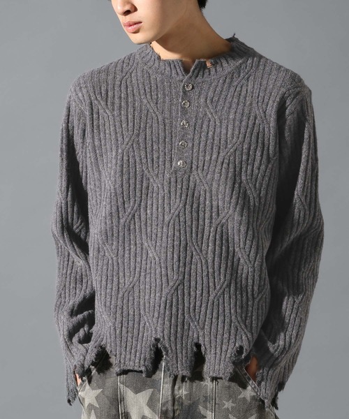 LAND MUSEUM(ランドミュージアム)の「LAND MUSEUM/ダメージヘンリーニット(ニット/セーター・メンズ・グレー/ブラック・MEDIUM/LARGE)」の2枚目の写真