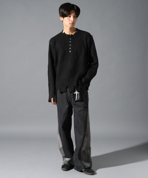 LAND MUSEUM(ランドミュージアム)の「LAND MUSEUM/ダメージヘンリーニット(ニット/セーター・メンズ・グレー/ブラック・MEDIUM/LARGE)」の3枚目の写真