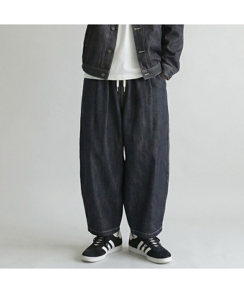 UMM(ウム)の「ノンフェイドステッチツーピンタックバルーンワイドデニムパンツ 2COLOR(デニムパンツ・メンズ・ブラック/ダークブルー・F)」の1枚目の写真