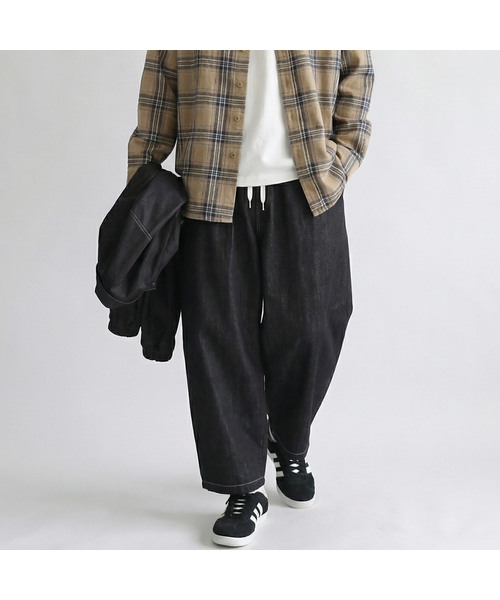 UMM(ウム)の「ノンフェイドステッチツーピンタックバルーンワイドデニムパンツ 2COLOR(デニムパンツ・メンズ・ブラック/ダークブルー・F)」の2枚目の写真