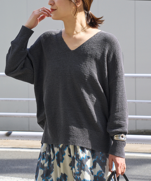 JOURNAL STANDARD(ジャーナルスタンダード)の「テープヤーンニュアンスVプルオーバー(ニット/セーター・レディース・アイボリー/レッド/ブラック系その他・FREE)」の8枚目の写真