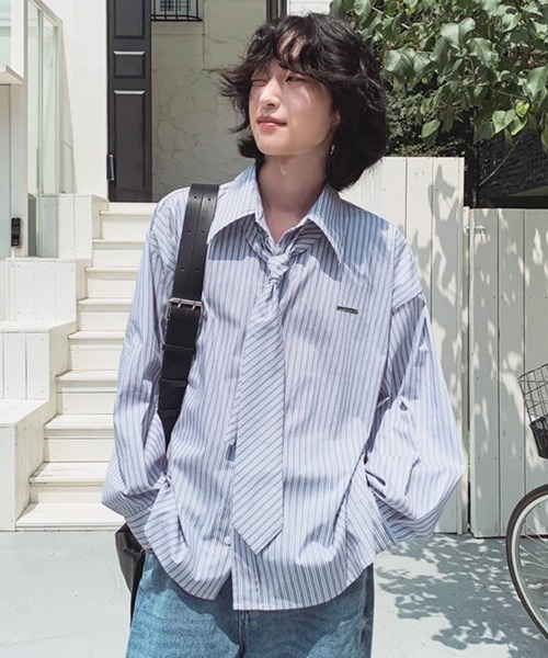 NOWLE(ノウル)の「【NOWLE】ネクタイ付き メタルプレート ワンポイント ストライプ ルーズシャツ(シャツ/ブラウス・メンズ・ライトブルー/グレー・MEDIUM/LARGE/X-LARGE)」の1枚目の写真