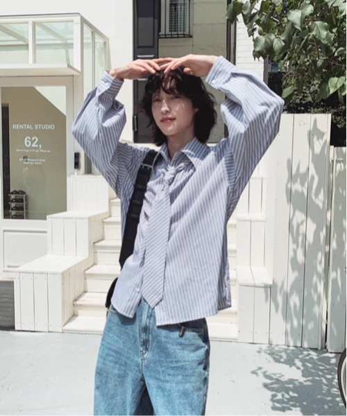 NOWLE(ノウル)の「【NOWLE】ネクタイ付き メタルプレート ワンポイント ストライプ ルーズシャツ(シャツ/ブラウス・メンズ・ライトブルー/グレー・MEDIUM/LARGE/X-LARGE)」の19枚目の写真