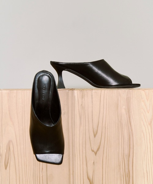 JOSE MOON（ジョゼムーン）の「OBLIQUE TOE SANDAL/オブリークトゥサンダル（サンダル・レディース・シルバー/ブラック・35/39/37）」の2枚目の写真