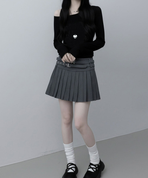 VIVID LADY(ビビッドレディー)の「ダブルベルト ストライプ プリーツミニスカート(スカート・レディース・グレー・MEDIUM/SMALL)」の4枚目の写真