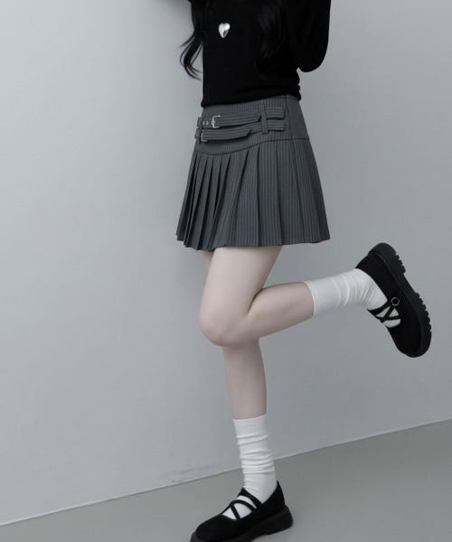 VIVID LADY(ビビッドレディー)の「ダブルベルト ストライプ プリーツミニスカート(スカート・レディース・グレー・MEDIUM/SMALL)」の3枚目の写真
