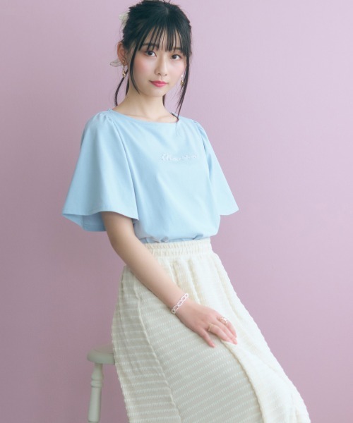 marun(マルン)の「<大きいサイズ>パール調パーツ付ロゴ刺しゅうTシャツ marun(Tシャツ/カットソー・レディース・サックスブルー/ネイビー・5L/4L/3L/LL/L)」の4枚目の写真