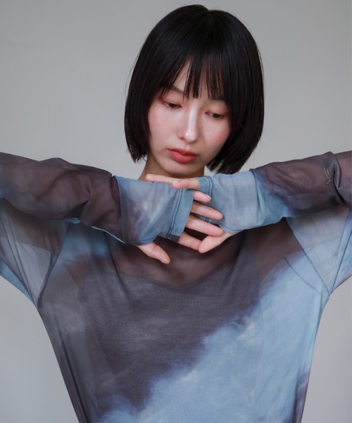 VACANCY(ヴァカンシー)の「アート柄シアーインナー(Tシャツ/カットソー・レディース・ダークブルー/マスタード/ブラック/ブラウン/パープル/ブルー/グリーン/レッド・FREE)」の2枚目の写真