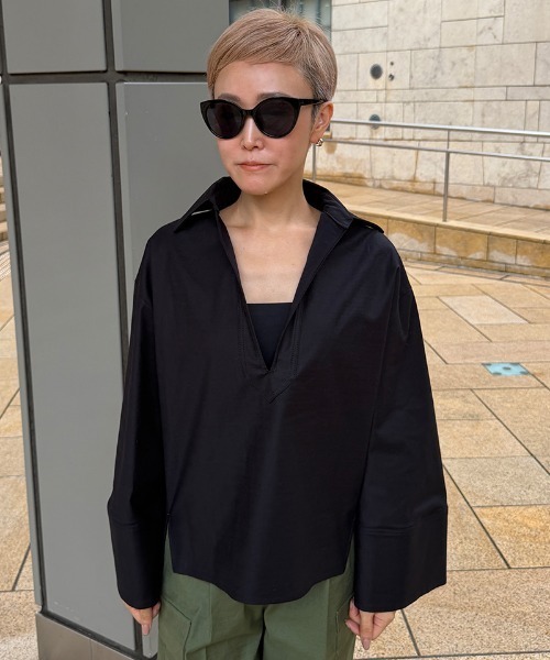JENNE(ジェンヌ)の「日本製フォルムスリーブシャツ<オーガニックコットン>(シャツ/ブラウス・レディース・カーキ/ブラック・SMALL/LARGE/MEDIUM)」の1枚目の写真