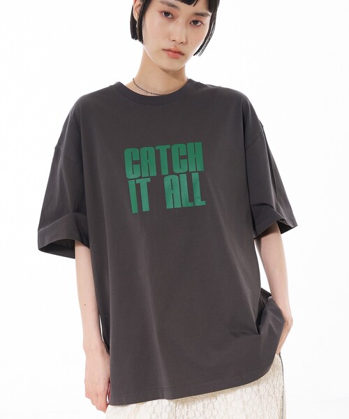 NOMINE(ノミネ)の「ロゴプリント オーバーサイズ Tシャツ|2タイプ(Tシャツ/カットソー・レディース・ブラウン系その他/チャコールグレー/ブラック/ブラウン系その他2/ホワイト系その他2/ホワイト系その他・フリー)」の4枚目の写真