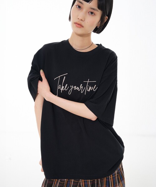NOMINE(ノミネ)の「ロゴプリント オーバーサイズ Tシャツ|2タイプ(Tシャツ/カットソー・レディース・ブラウン系その他/チャコールグレー/ブラック/ブラウン系その他2/ホワイト系その他2/ホワイト系その他・フリー)」の3枚目の写真
