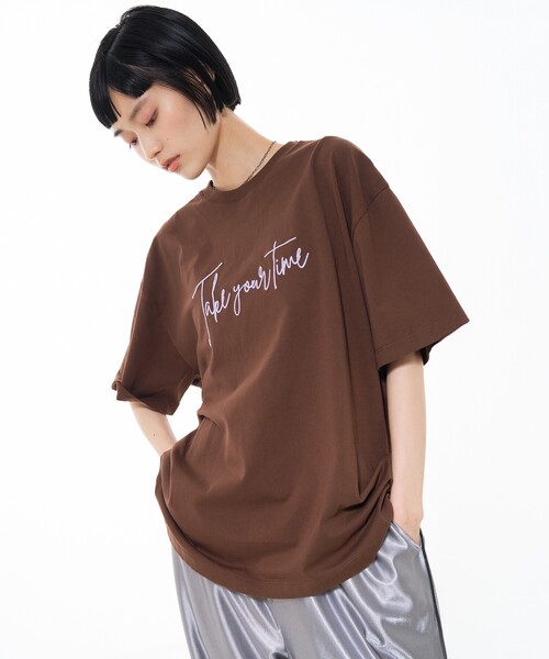 NOMINE(ノミネ)の「ロゴプリント オーバーサイズ Tシャツ|2タイプ(Tシャツ/カットソー・レディース・ブラウン系その他/チャコールグレー/ブラック/ブラウン系その他2/ホワイト系その他2/ホワイト系その他・フリー)」の19枚目の写真