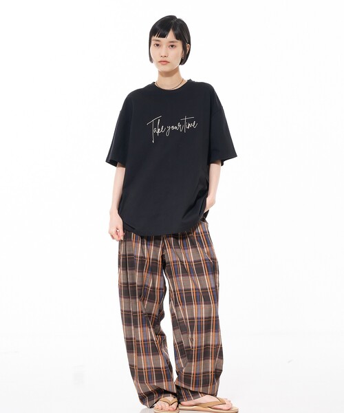NOMINE(ノミネ)の「ロゴプリント オーバーサイズ Tシャツ|2タイプ(Tシャツ/カットソー・レディース・ブラウン系その他/チャコールグレー/ブラック/ブラウン系その他2/ホワイト系その他2/ホワイト系その他・フリー)」の21枚目の写真