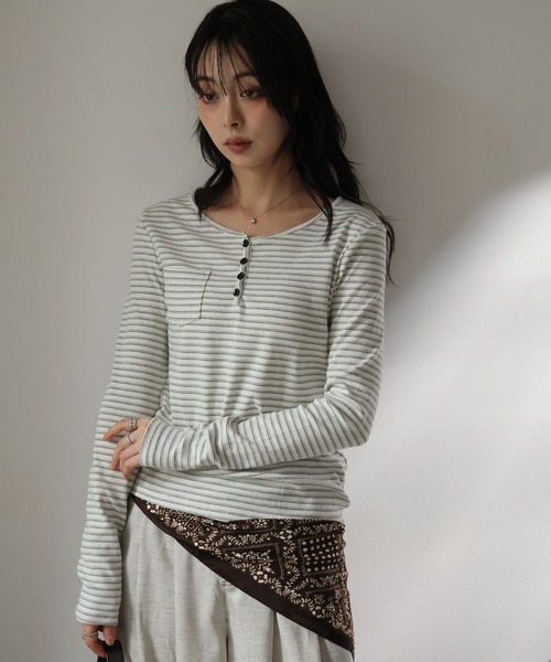2ly2(トゥーリートゥー)の「ナチュラルスタイル◎ボーダー柄ヘンリーネックトップス(Tシャツ/カットソー・レディース・ホワイト/ライトグレー/ブラック/ベージュ・FREE/S/M)」の3枚目の写真