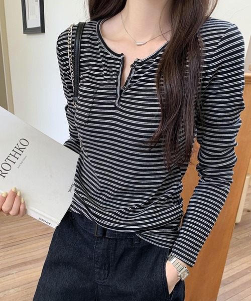 2ly2(トゥーリートゥー)の「ナチュラルスタイル◎ボーダー柄ヘンリーネックトップス(Tシャツ/カットソー・レディース・ホワイト/ライトグレー/ブラック/ベージュ・FREE/S/M)」の1枚目の写真