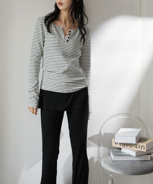 2ly2(トゥーリートゥー)の「ナチュラルスタイル◎ボーダー柄ヘンリーネックトップス(Tシャツ/カットソー・レディース・ホワイト/ライトグレー/ブラック/ベージュ・FREE/S/M)」の7枚目の写真