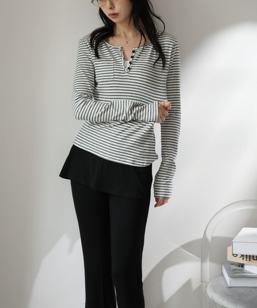 2ly2(トゥーリートゥー)の「ナチュラルスタイル◎ボーダー柄ヘンリーネックトップス(Tシャツ/カットソー・レディース・ホワイト/ライトグレー/ブラック/ベージュ・FREE/S/M)」の11枚目の写真