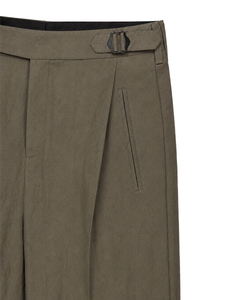 SYNQIA（シンキア）の「アシンメトリックタックディテールグルカトラウザーアッシュオリーブ（スラックス・メンズ・その他・MEDIUM/LARGE/SMALL）」の5枚目の写真