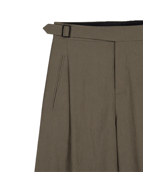 SYNQIA（シンキア）の「アシンメトリックタックディテールグルカトラウザーアッシュオリーブ（スラックス・メンズ・その他・MEDIUM/LARGE/SMALL）」の6枚目の写真