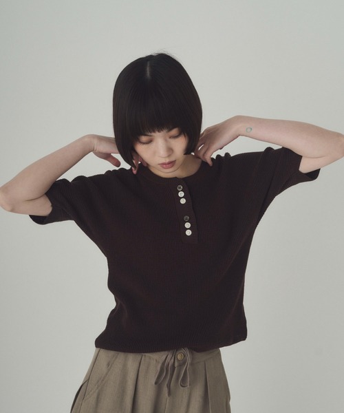 SOYEN(ソイエン)の「トリプルボタンハーフスリーブヘンリーニット(ニット/セーター・レディース・ブラック/ホワイト/ブラウン・F)」の1枚目の写真