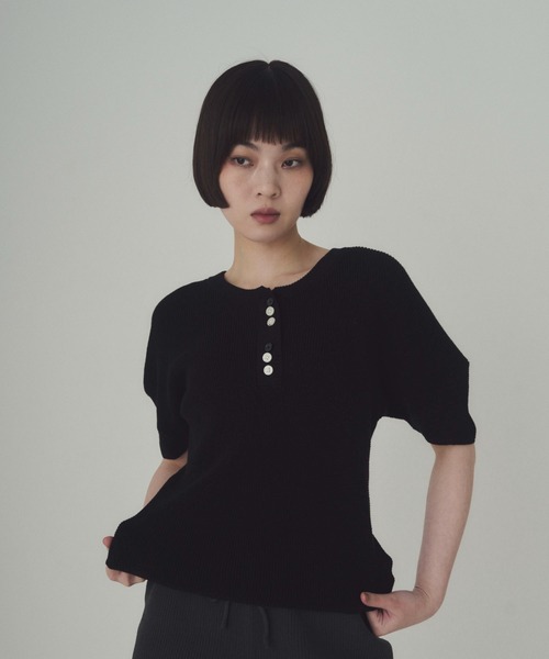 SOYEN(ソイエン)の「トリプルボタンハーフスリーブヘンリーニット(ニット/セーター・レディース・ブラック/ホワイト/ブラウン・F)」の3枚目の写真