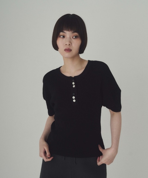 SOYEN(ソイエン)の「トリプルボタンハーフスリーブヘンリーニット(ニット/セーター・レディース・ブラック/ホワイト/ブラウン・F)」の10枚目の写真