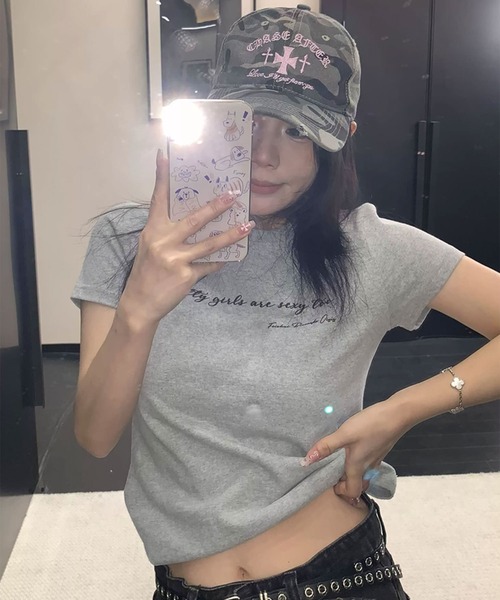 Girly Doll(ガーリードール)の「レタリングロゴTシャツ(Tシャツ/カットソー・レディース・グレー/ブラック・L/M)」の2枚目の写真
