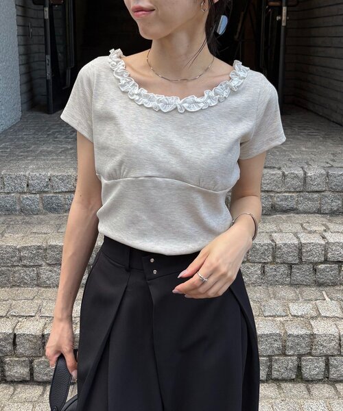 CAPRICIEUX LE'MAGE(カプリシューレマージュ)の「フリルネックリブT(Tシャツ/カットソー・レディース・ライトベージュ/チャコールグレー/ブラック・FREE)」の3枚目の写真