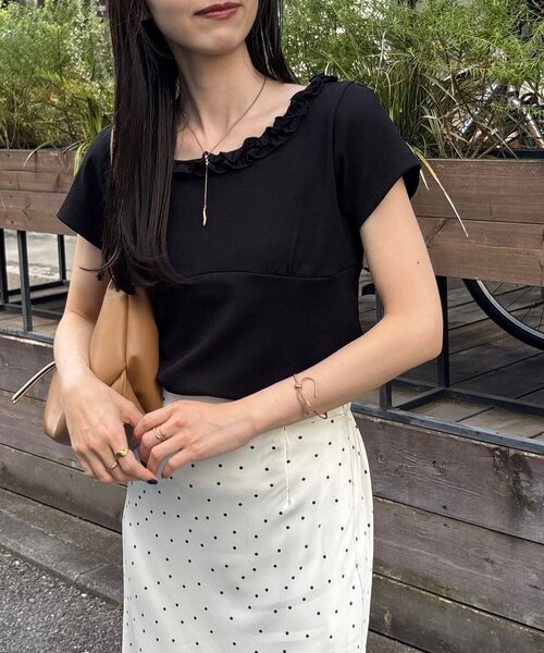 CAPRICIEUX LE'MAGE(カプリシューレマージュ)の「フリルネックリブT(Tシャツ/カットソー・レディース・ライトベージュ/チャコールグレー/ブラック・FREE)」の2枚目の写真