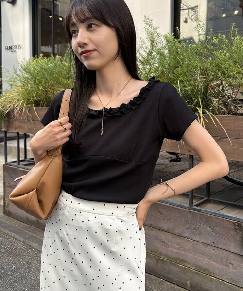 CAPRICIEUX LE'MAGE(カプリシューレマージュ)の「フリルネックリブT(Tシャツ/カットソー・レディース・ライトベージュ/チャコールグレー/ブラック・FREE)」の4枚目の写真