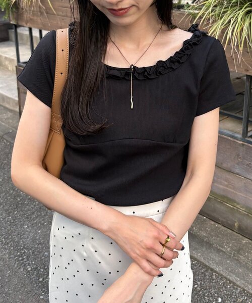CAPRICIEUX LE'MAGE(カプリシューレマージュ)の「フリルネックリブT(Tシャツ/カットソー・レディース・ライトベージュ/チャコールグレー/ブラック・FREE)」の5枚目の写真