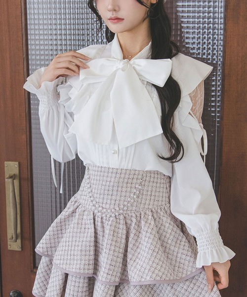 夢展望(ユメテンボウ)の「ショルダーレースフリルリボンボウタイブラウス【大きいサイズあり】(シャツ/ブラウス・レディース・ブルーグレー/ボルドー/ピンク/ホワイト/ブラック・MEDIUM/LARGE/3L)」の2枚目の写真
