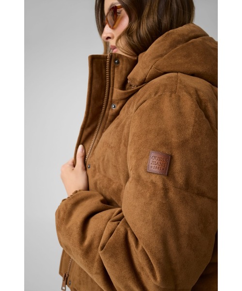 GUESS JEANS(ゲスジーンズ)の「GUESS JEANS Suede Cropped Puffer 中綿ジャケット セットアップ(ダウンジャケット/コート・レディース・ブラウン・X-SMALL/MEDIUM/SMALL)」の4枚目の写真