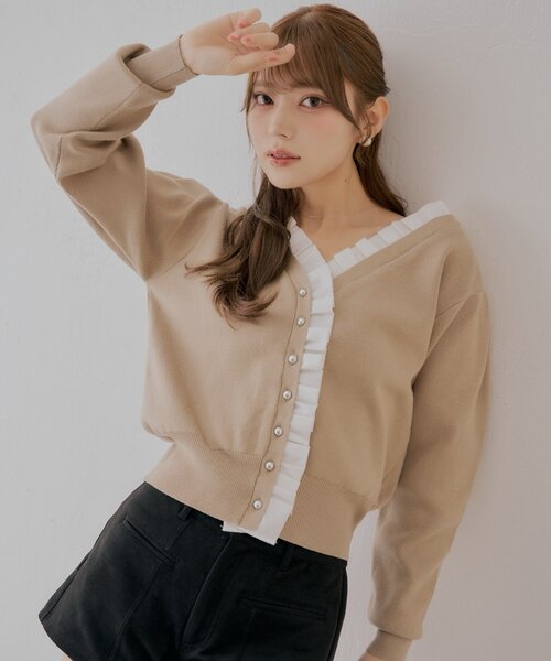 Chico(チコ)の「【SALON by Chico】前後2WAYフリルデザインカーディガン(カーディガン/ボレロ・レディース・チャコールグレー/キャメル/アイボリー・FREE)」の3枚目の写真