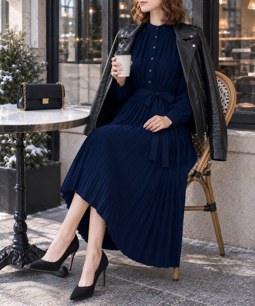 GRESHEL（グレッシェル）の「スタンドカラー 共ベルト付きプリーツワンピース（ワンピース・レディース・ライトグレー/ネイビー・MEDIUM/LARGE）」の4枚目の写真