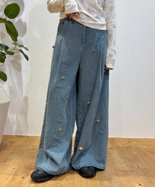 w closet(ダブルクローゼット)の「バラモチーフデニムパンツ(デニムパンツ・レディース・ブルー/ブラック・SMALL/MEDIUM)」の2枚目の写真