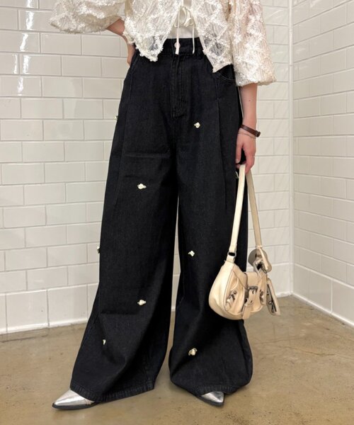 w closet(ダブルクローゼット)の「バラモチーフデニムパンツ(デニムパンツ・レディース・ブルー/ブラック・SMALL/MEDIUM)」の3枚目の写真