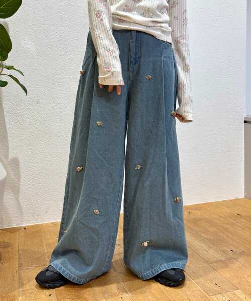 w closet(ダブルクローゼット)の「バラモチーフデニムパンツ(デニムパンツ・レディース・ブルー/ブラック・SMALL/MEDIUM)」の9枚目の写真