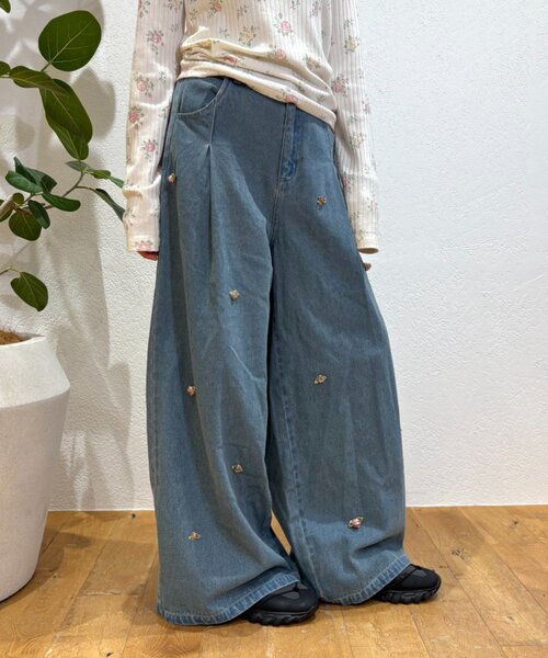w closet(ダブルクローゼット)の「バラモチーフデニムパンツ(デニムパンツ・レディース・ブルー/ブラック・SMALL/MEDIUM)」の10枚目の写真